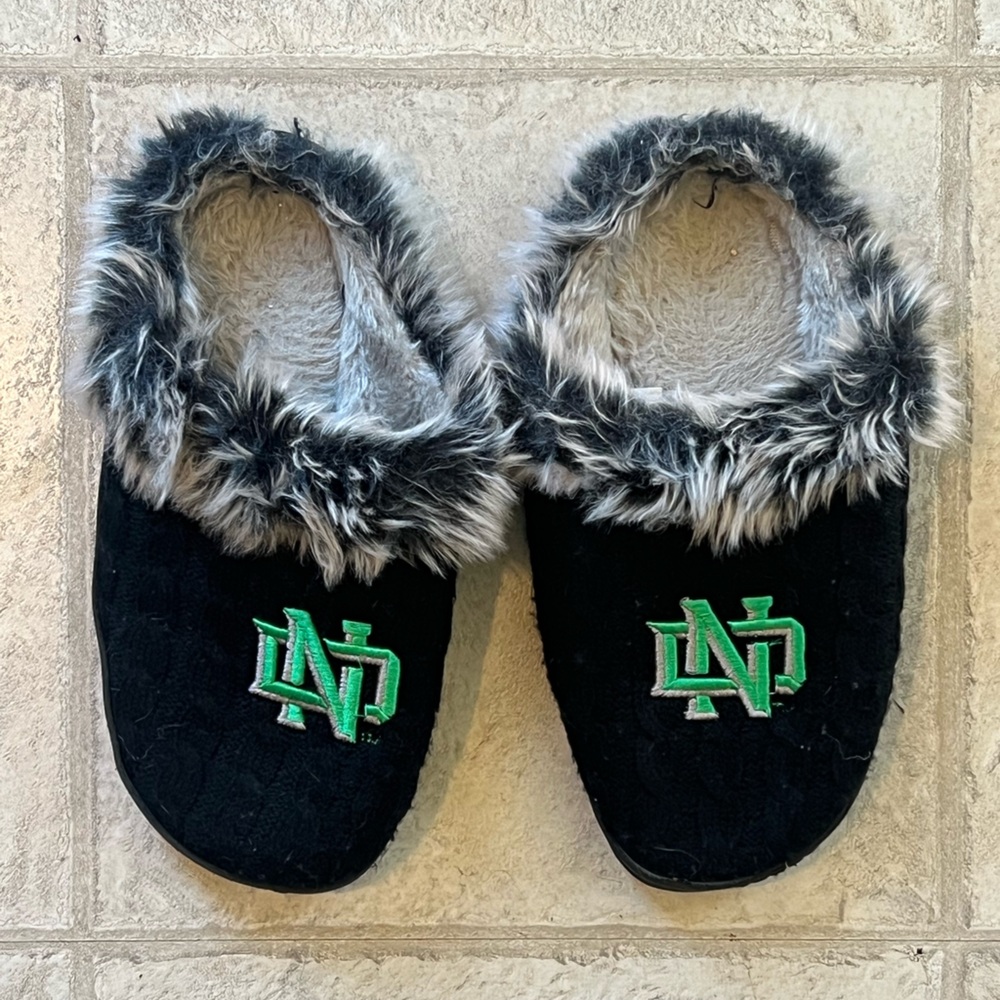 University of North Dakota UND Faux Fur Lined Slippers Women’s Size Large (9/10)